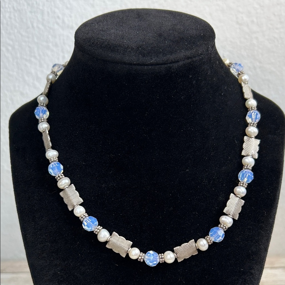 Elegant Freshwater Pearl and Glass Beaded Necklace